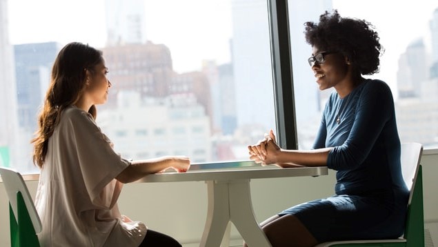 « Parlez-moi de vous »… Comment réussir son discours de présentation ?