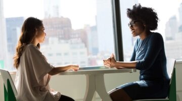 « Parlez-moi de vous »… Comment réussir son discours de présentation ?