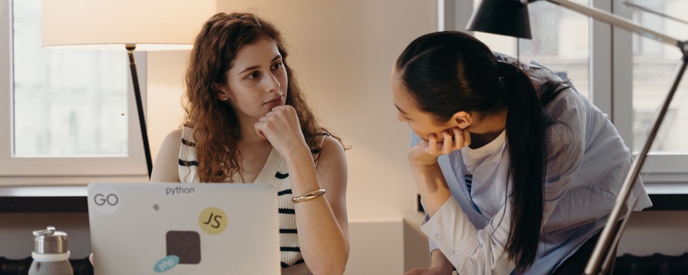 Le juriste en droit des affaires défend les intérêts de l’entreprise pour laquelle il travaille.