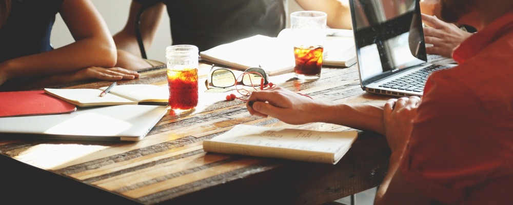 Le responsable sourcing gère les relations avec un panel de fournisseurs.