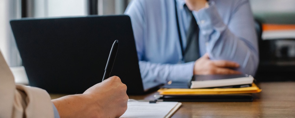 Le secrétaire de direction est la personne de confiance du directeur.