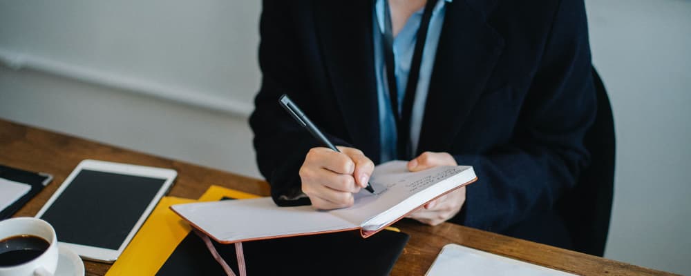 Le responsable administratif assure la liaison entre la direction de la structure et les équipes administratives.