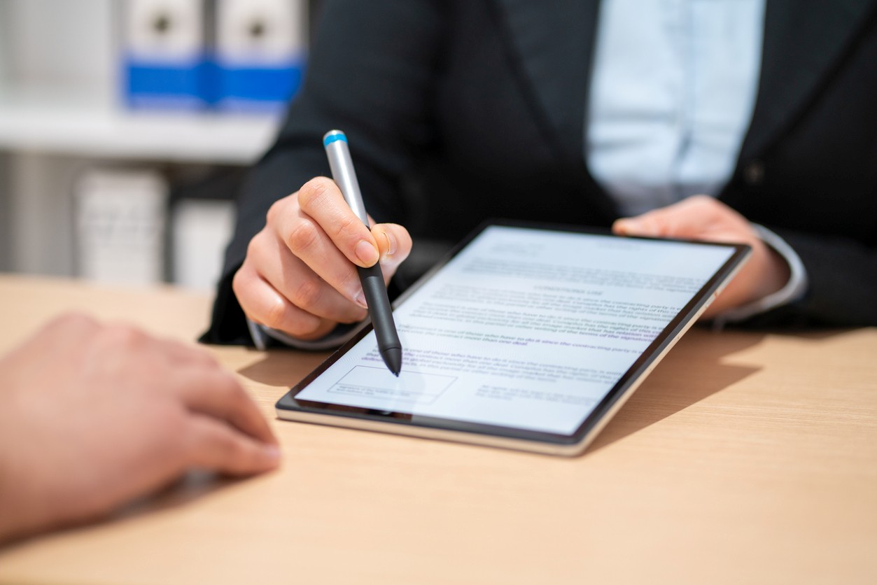 assistant juridique droit des contrats